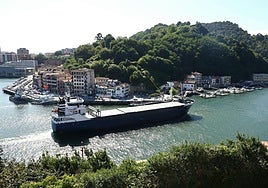 Un barco sale por la bocana del Puerto de Pasaia.