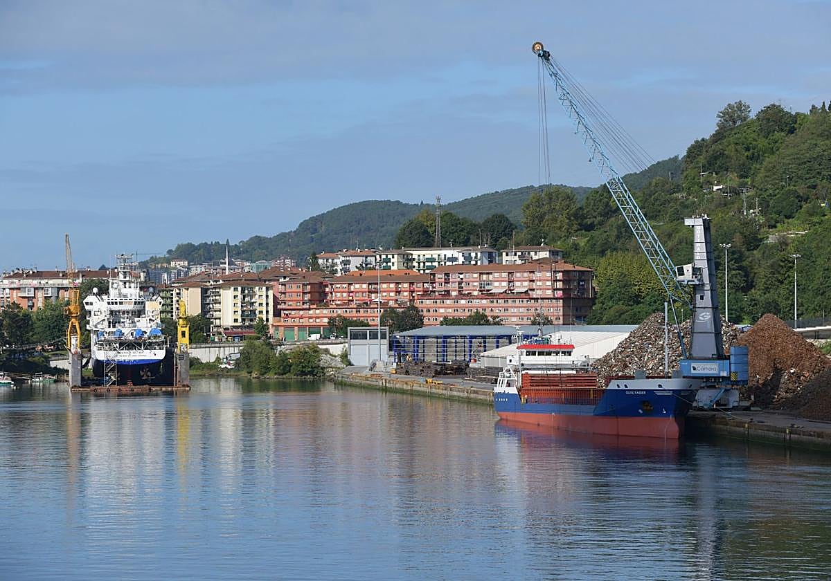 Un barco atracado en la dársena del puerto de Pasaia.