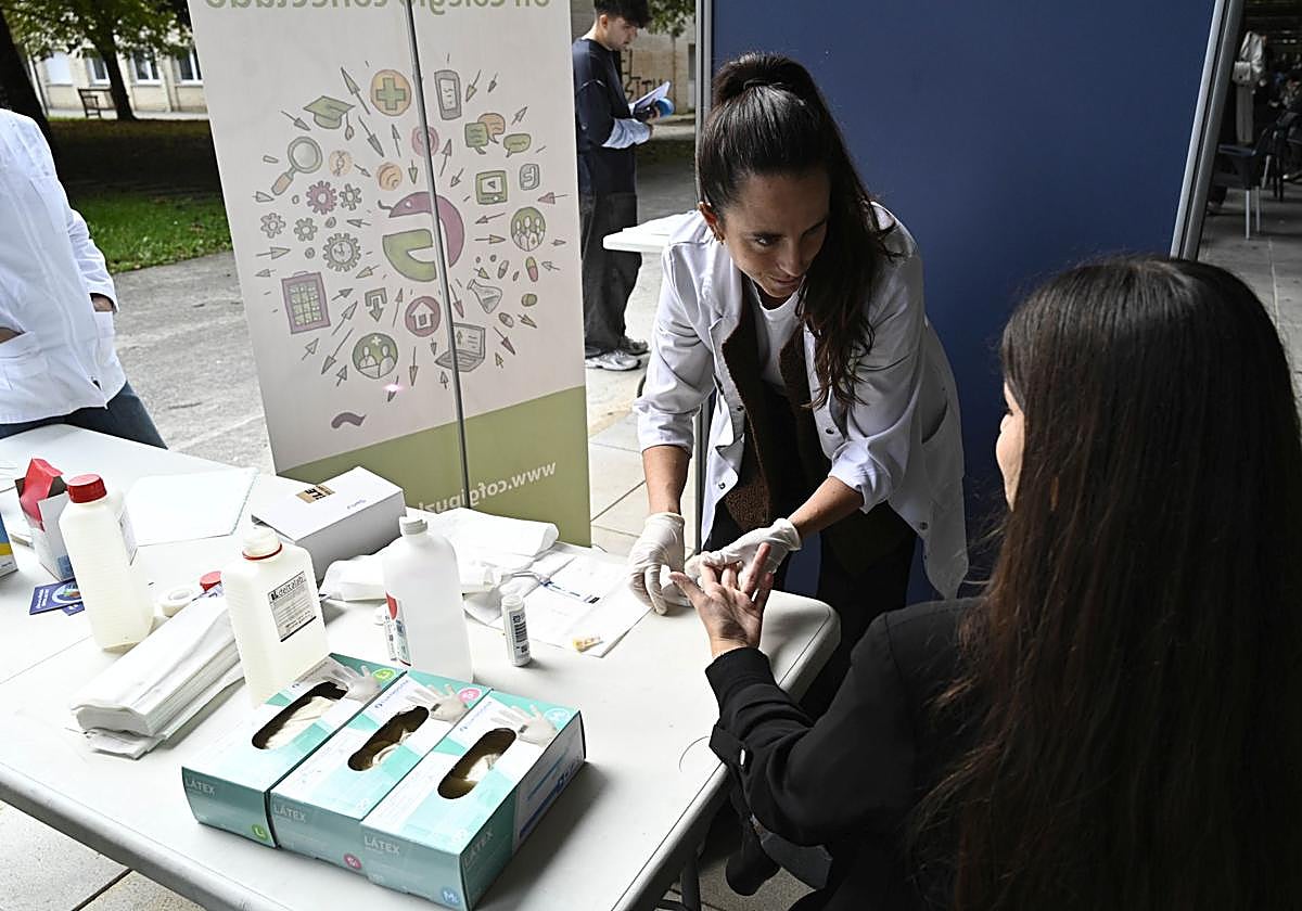 La farmacéutica Amaia Malet realiza un test de VIH a una joven.