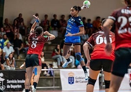 Carmen Arroyo se dispone a lanzar a portería.