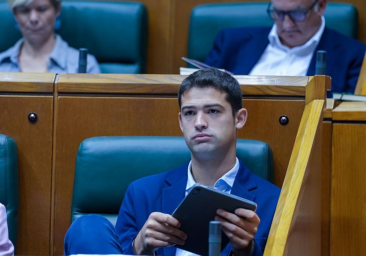 Joseba Díez Antxustegi, en su escaño en el Parlamento Vasco.