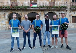 Organizadores y representantes municipales en la presentación de la carrera de montaña legazpiarra