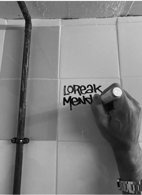 La firma Loreak Mendian destacaba en los baños de los bares de lo Viejo en la Donostia de los primeros 90 entre toda clase de mensajes políticos