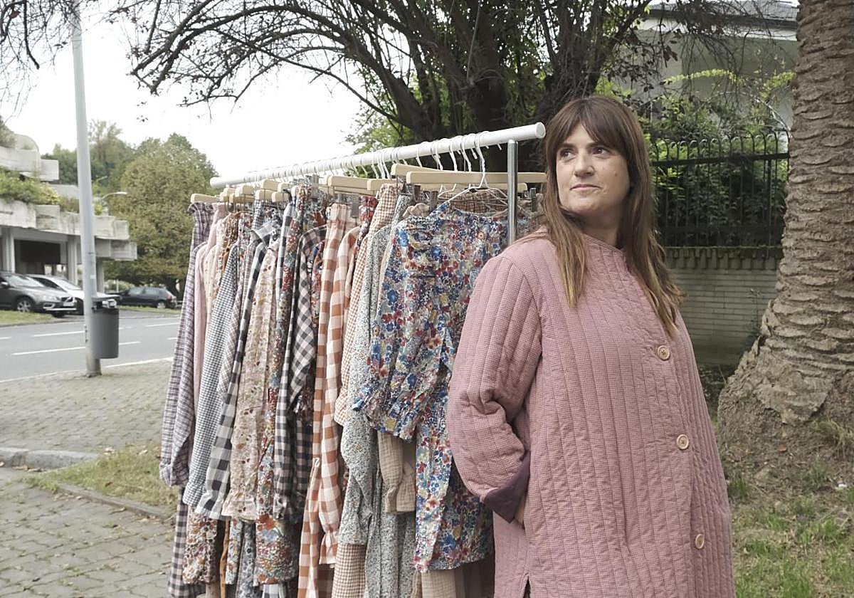 Amaia Cuesta, con los vestidos que diseña.