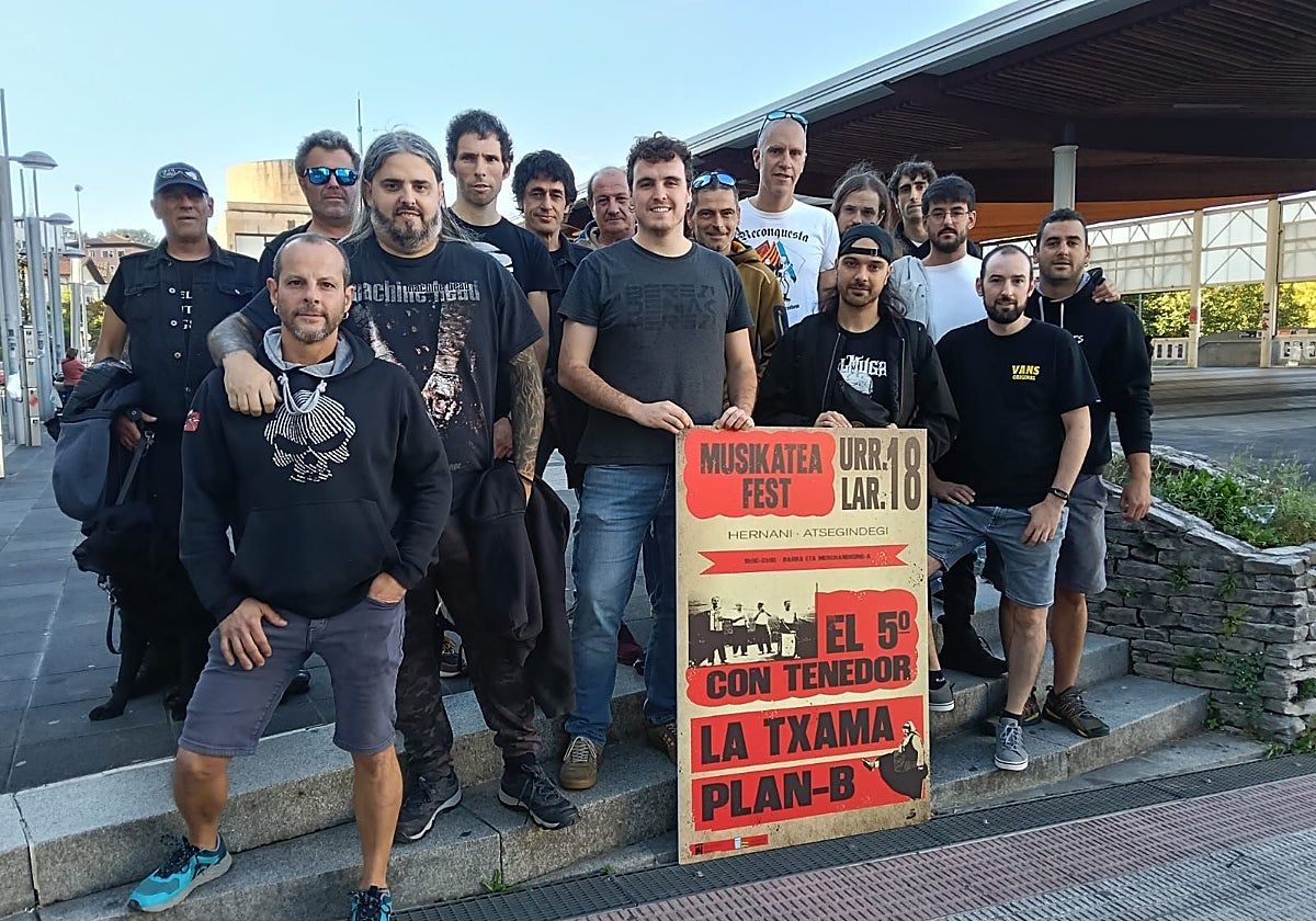 El concejal delegado de Cultura, Aitor Huizi, con grupos participantes en el festival.