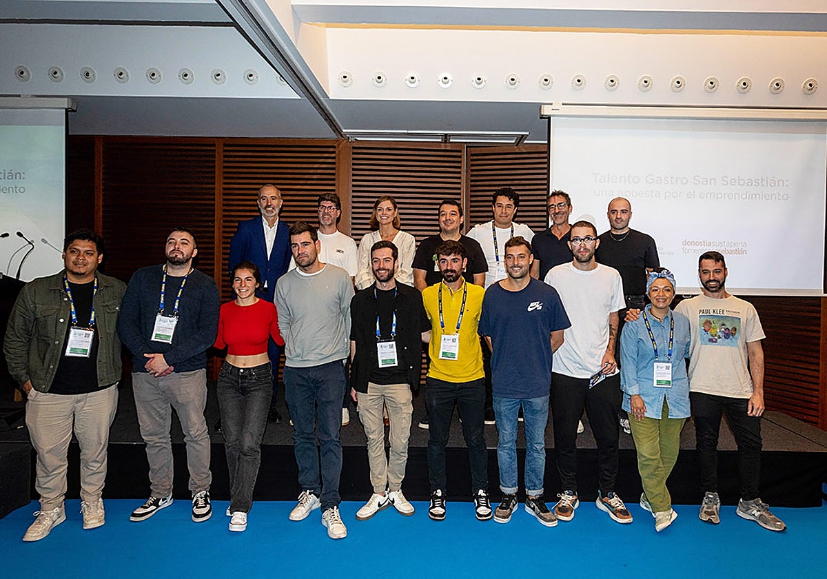 Iñigo Iribarnegaray, Paulo Airaudo, Ane Oyarbide, Rafa Costa e Silva e Iñigo Olaizola posan junto a personas emprendedoras locales.