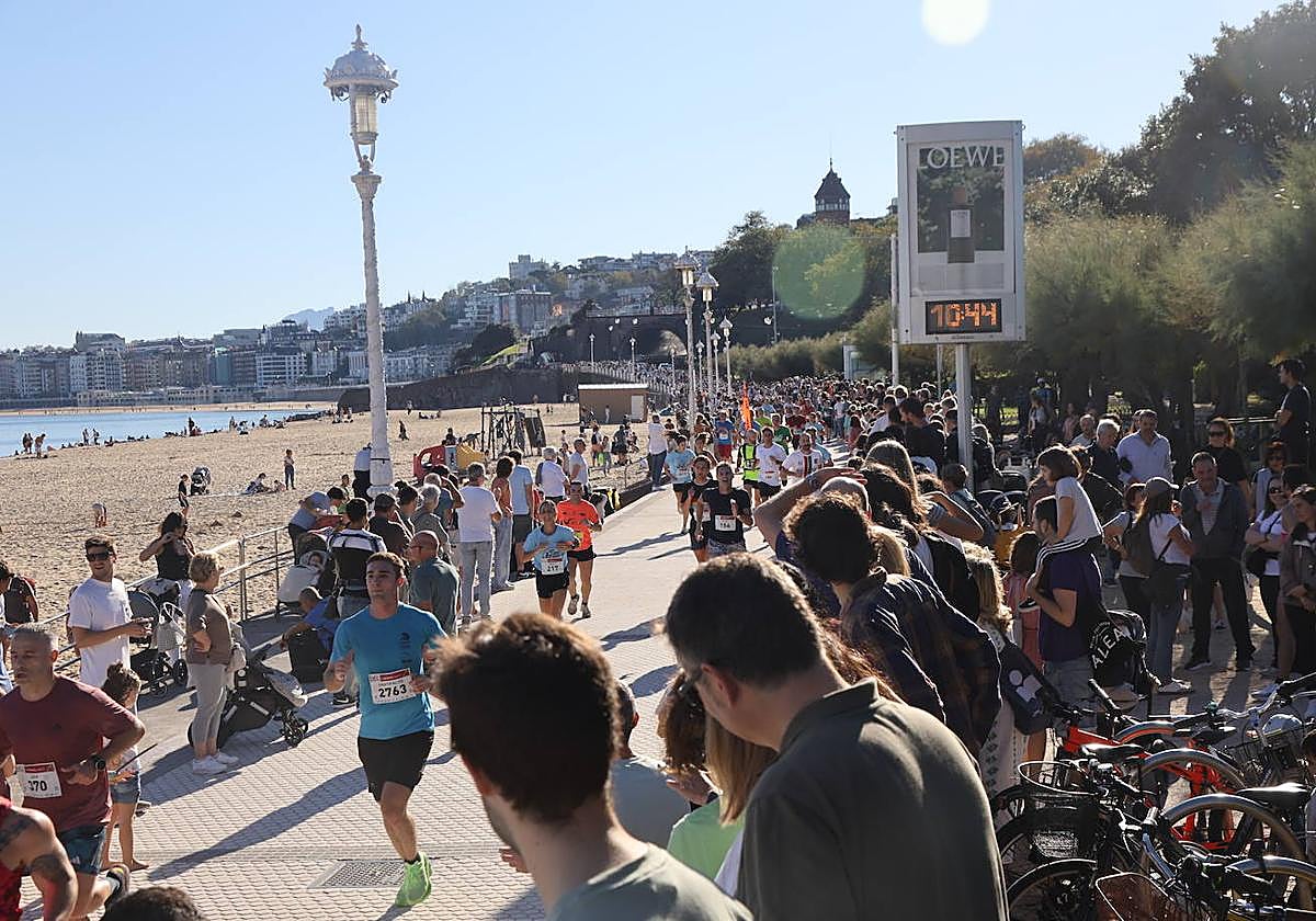 Corredores en El Cross de las Tres Playas de 2024