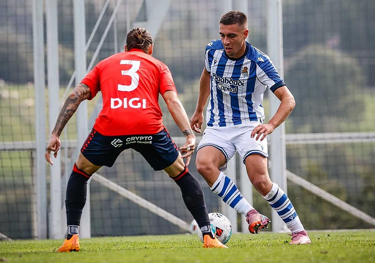 Karrikaburu encara a Juan Cruz durante el amistoso celebrado este jueves a puerta cerrada en Zubieta