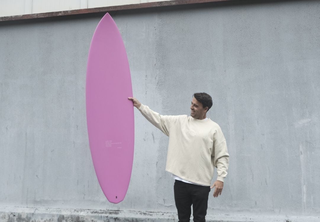 Hodei Collazo posa con la tabla de surf diseñada en colaboración con Pierpaolo Piccioli junto a Pukas para Zara.