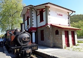 l tren de vapor ofrece un idílico viaje de ida y vuelta hasta la estación de Lasao.