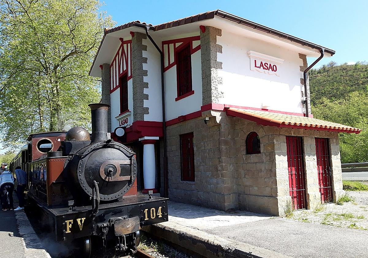 l tren de vapor ofrece un idílico viaje de ida y vuelta hasta la estación de Lasao.