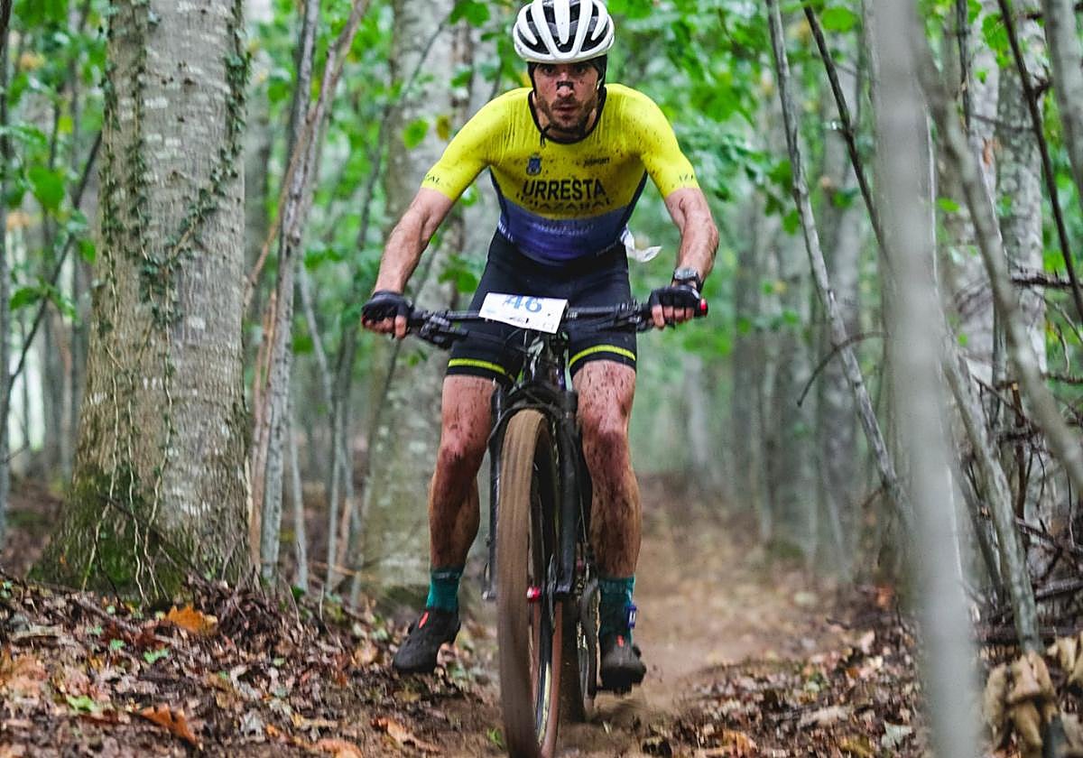 Josu Urrestarazu, pasa den asteburuan Durangon jokatutako mendi duatloiean.