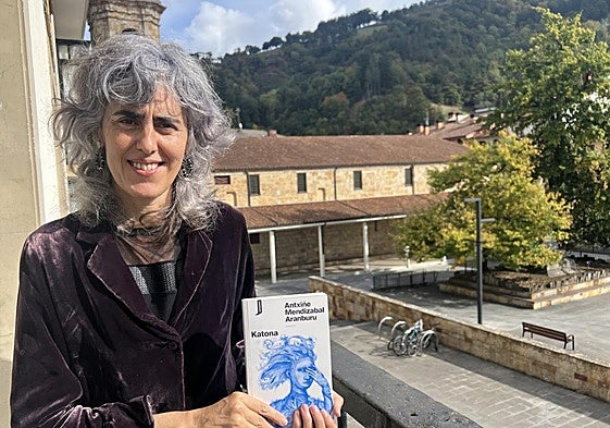 La autora y su obra. AntxiñeMendizabal con un ejemplar de su nueva novela, 'Katona'.