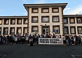 Concentración ante las puertas del Centro de Salud de Elizondo.