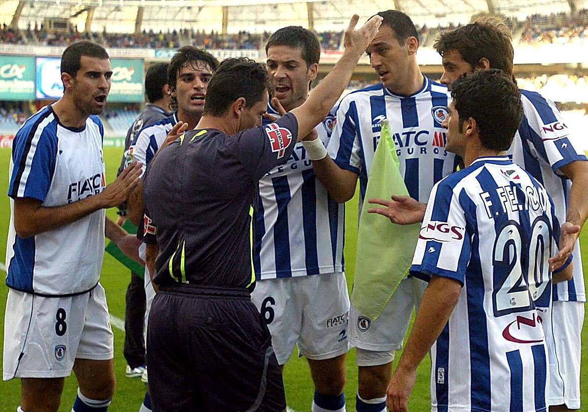 2006/07. Garitano, Garrido, Labaka, Kovacevic, Prieto y Felicio protestan al árbitro una decisión en la derrota ante el Zaragoza en Anoeta.