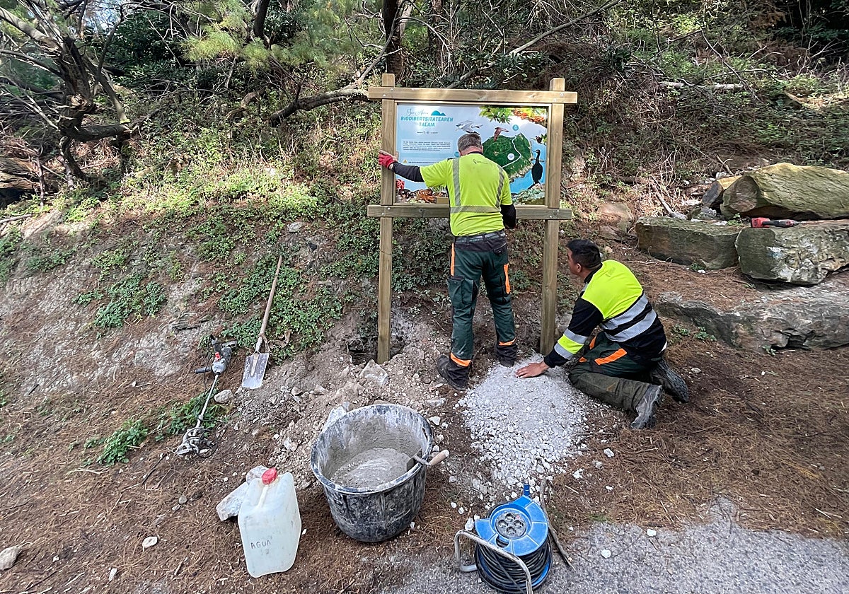 Langileak San Anton mendiko hasieran panela jartzen
