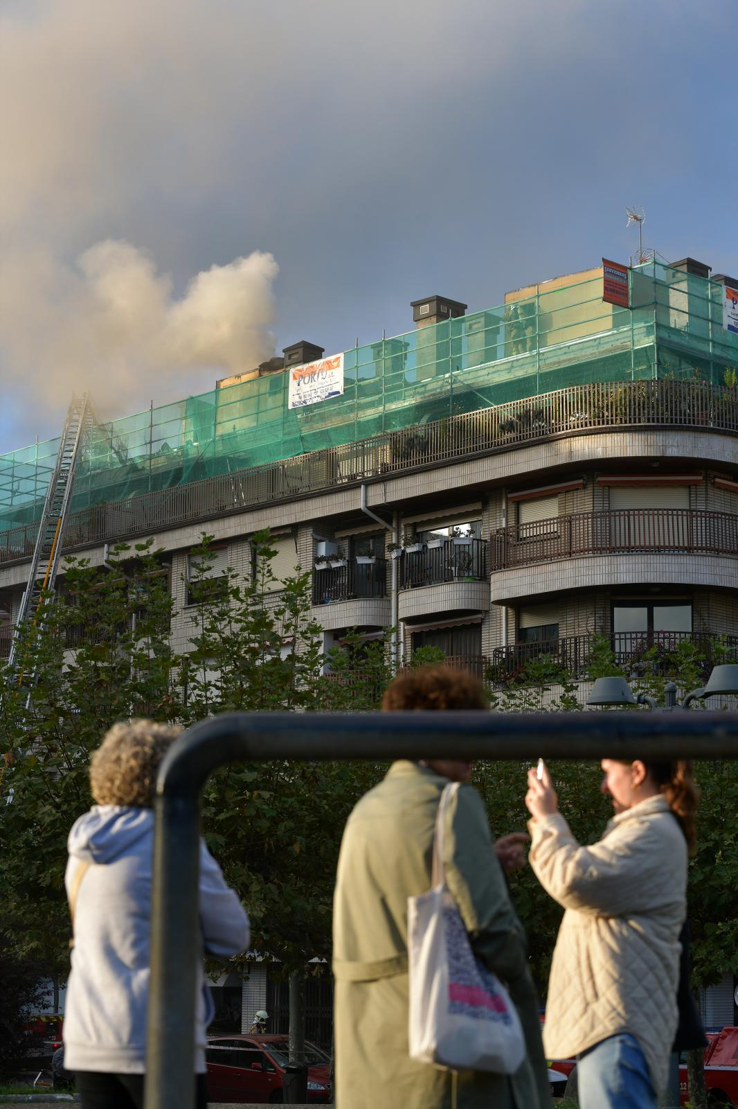 Incendio en el tejado de un edificio en Zumaia