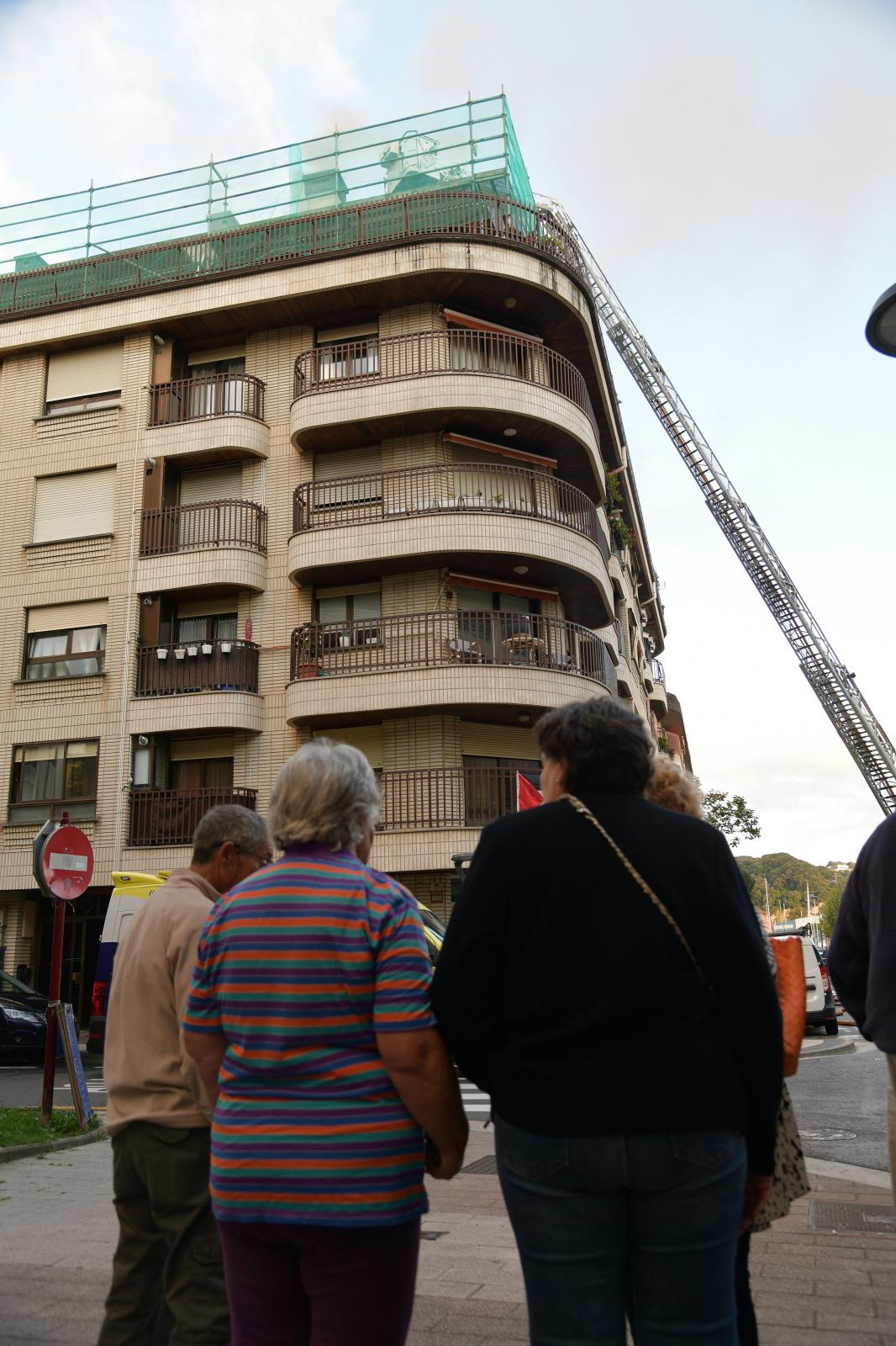 Incendio en el tejado de un edificio en Zumaia