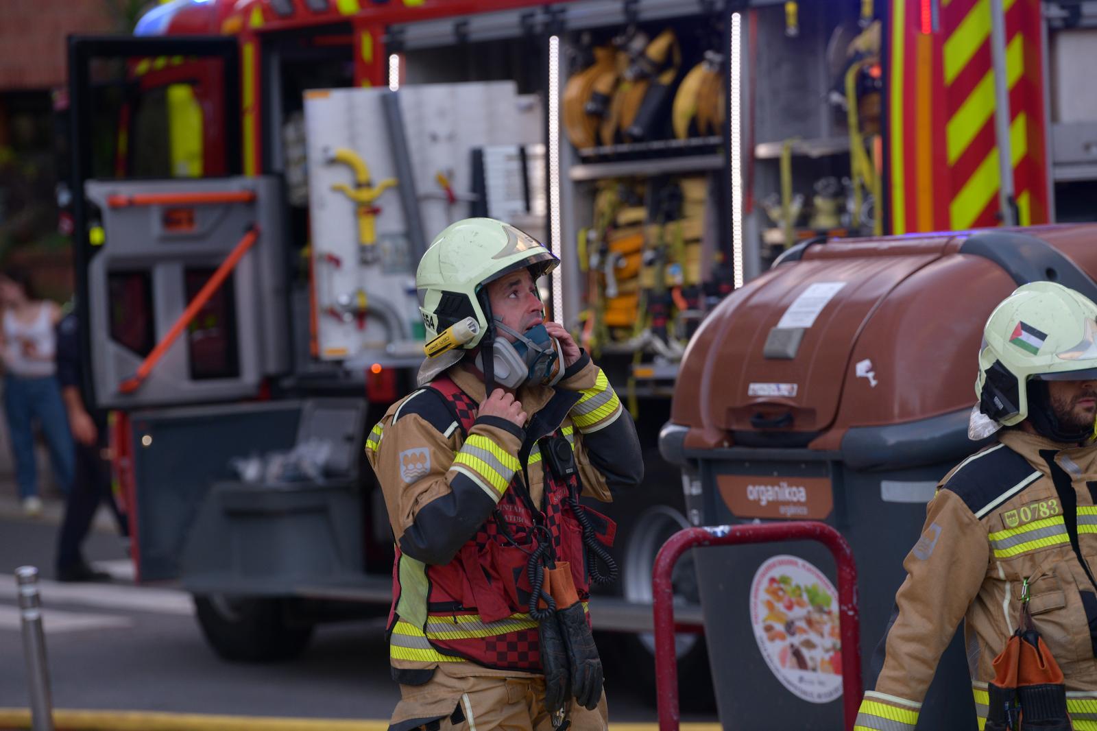 Incendio en el tejado de un edificio en Zumaia