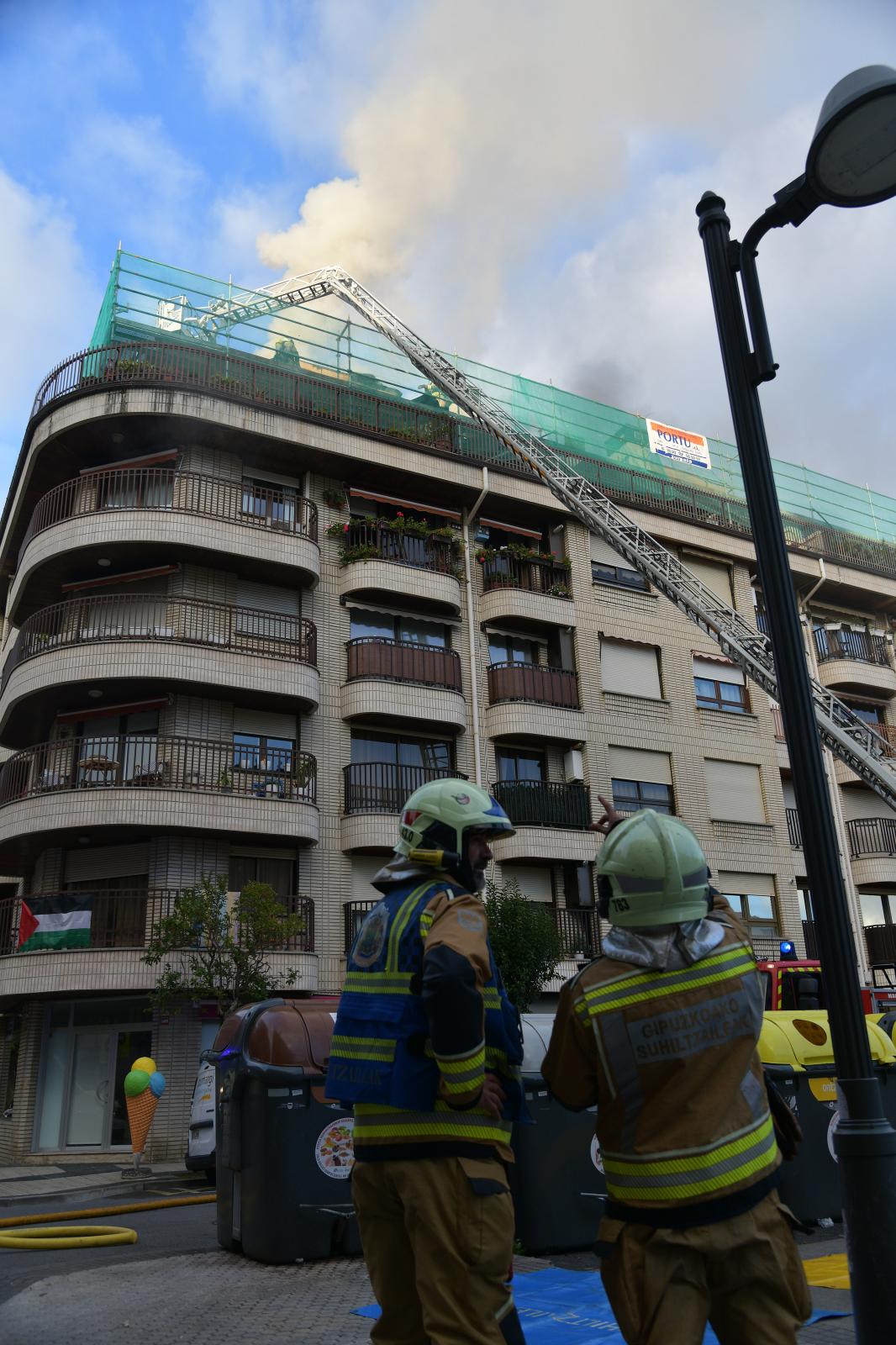 Incendio en el tejado de un edificio en Zumaia