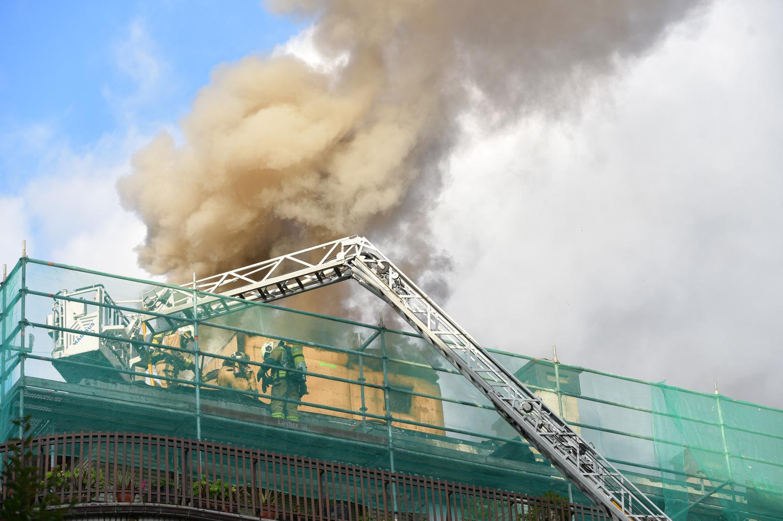 Incendio en el tejado de un edificio en Zumaia