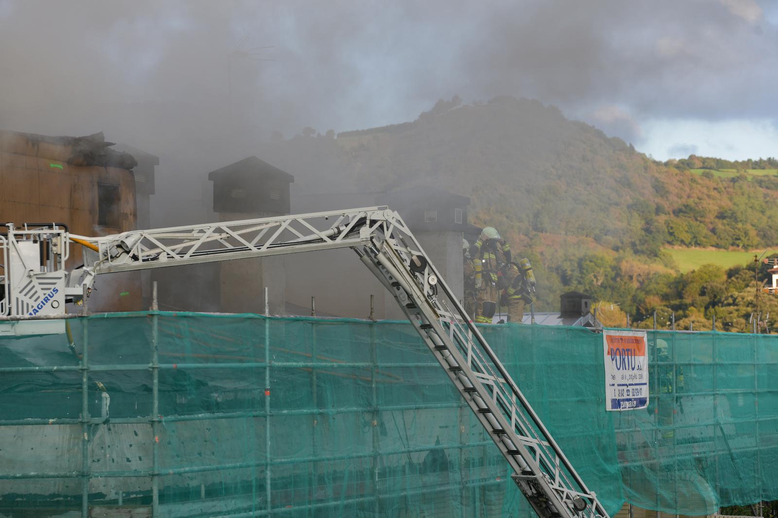 Incendio en el tejado de un edificio en Zumaia