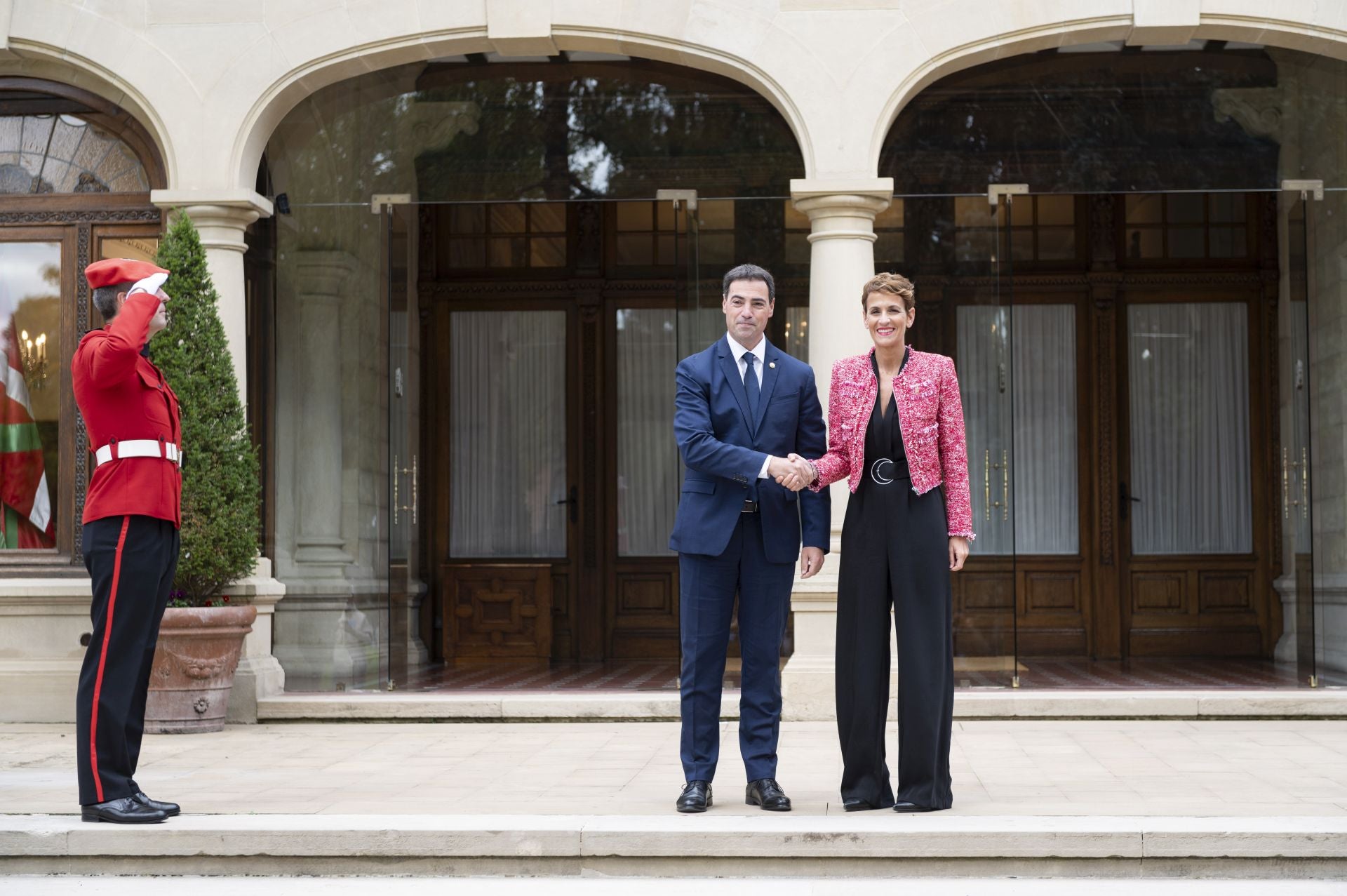 Imanol Pradales y María Chivite, este viernes en Ajuria Enea antes de firmar un nuevo protocolo de colaboración entre Euskadi y Navarra.