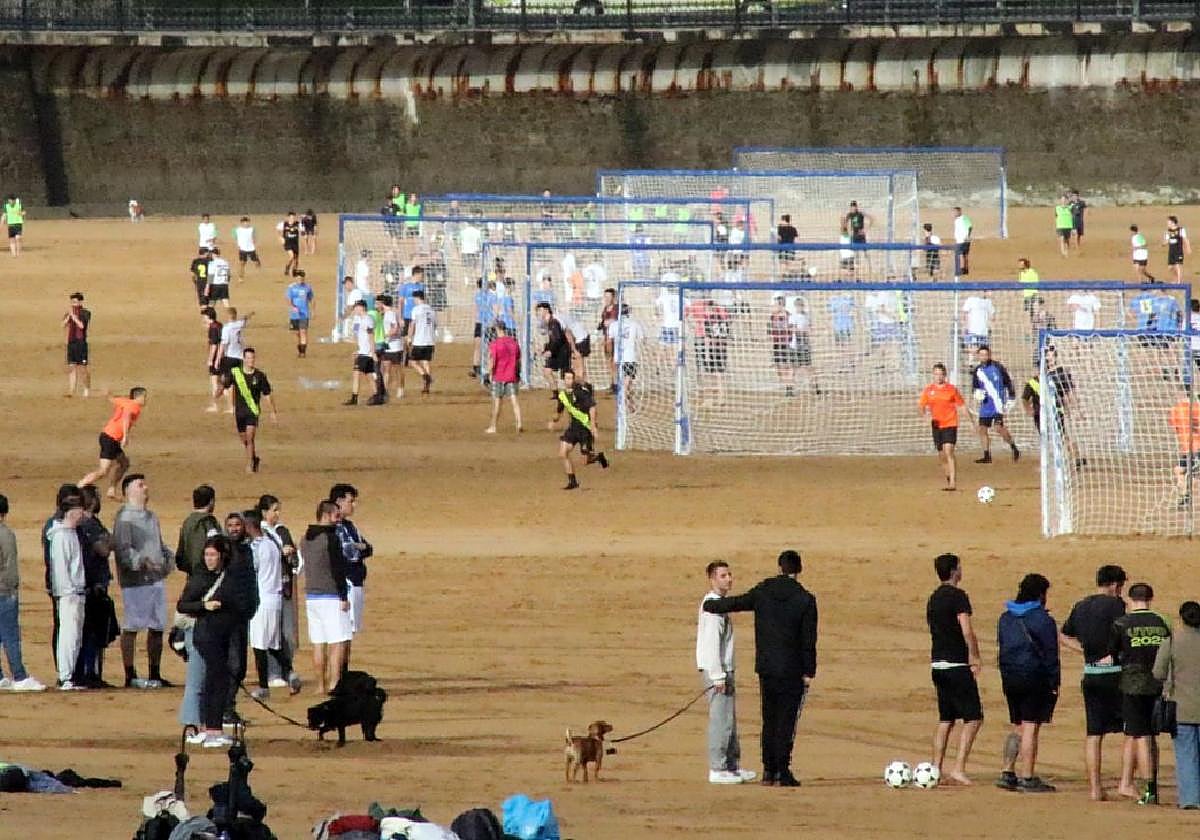 Plaierotako denboraldi hasi berriak lehen jardunaldian berrikuntzak izan ditu, zelai batzutan porteriak, adibidez, berriak ziren.