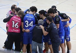 Concentración y ánimos de los jugadores antes de comenzar el partido contra el Eibar Eskubaloia.