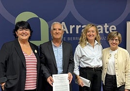 La concejala Jasone Giraldo, Javier Munain (Harreman), la alcaldesa Maider Morras y Enara Ruiz de Egino (Mundukide).