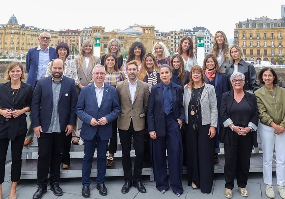 El alcalde Artola, la edil Usabiaga y la directora del museo, Rosa Errazkin, en la presentación.