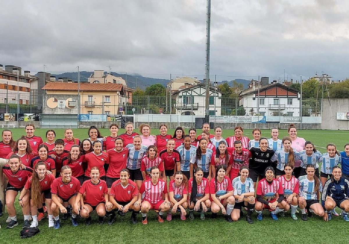 Jugadoras de Mariño Real Unión y Tramontana con representantes de Kera, Ayuntamiento y Diputación antes de empezar el partido.