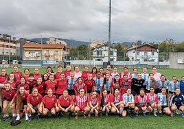 Jugadoras de Mariño Real Unión y Tramontana con representantes de Kera, Ayuntamiento y Diputación antes de empezar el partido.