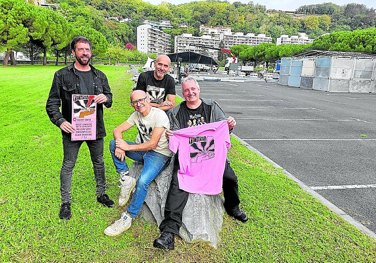 El concejal Ortzi Alonso, Ernesto Villar y Oskar Marcos, de Fenomena, y Goio Uriarte, técnico de Cultura.