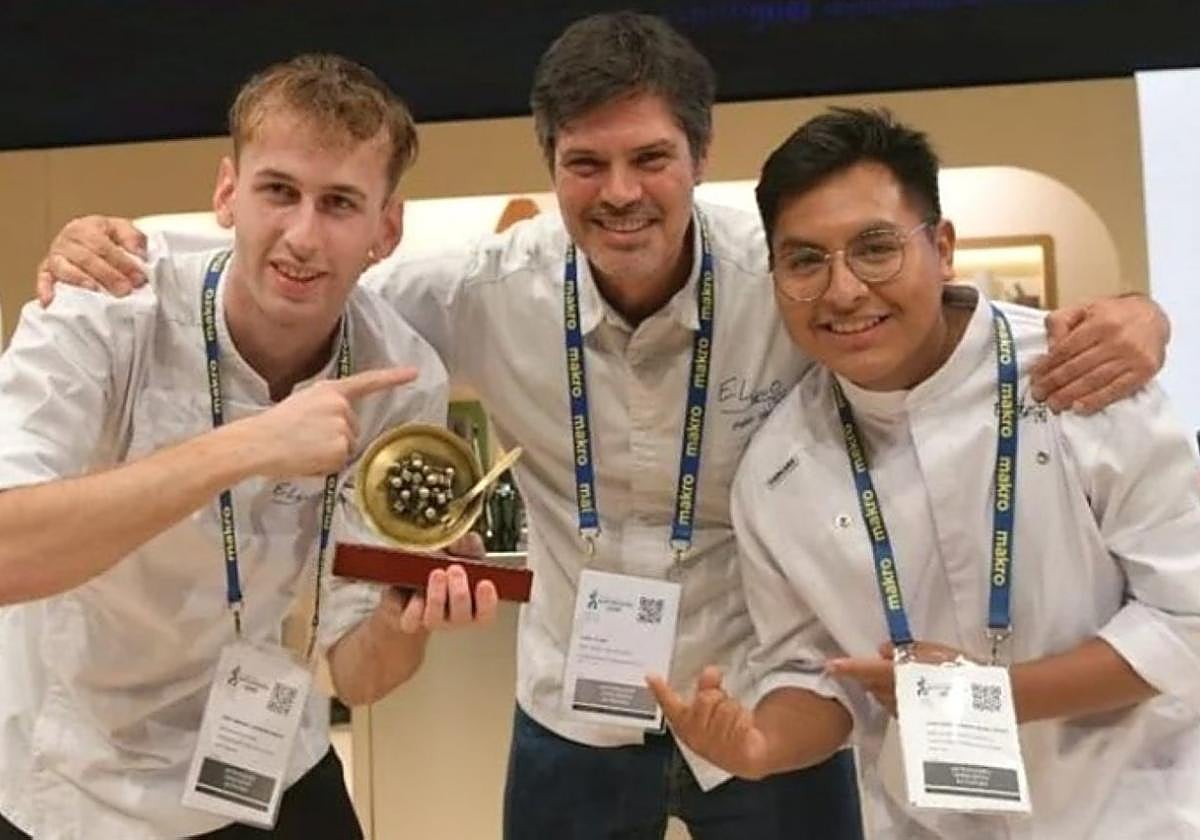 Elkano Txikiko Canahuire, Vicari eta Barroso saria jaso ondoren.