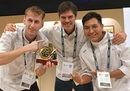 Elkano Txikiko Canahuire, Vicari eta Barroso saria jaso ondoren.