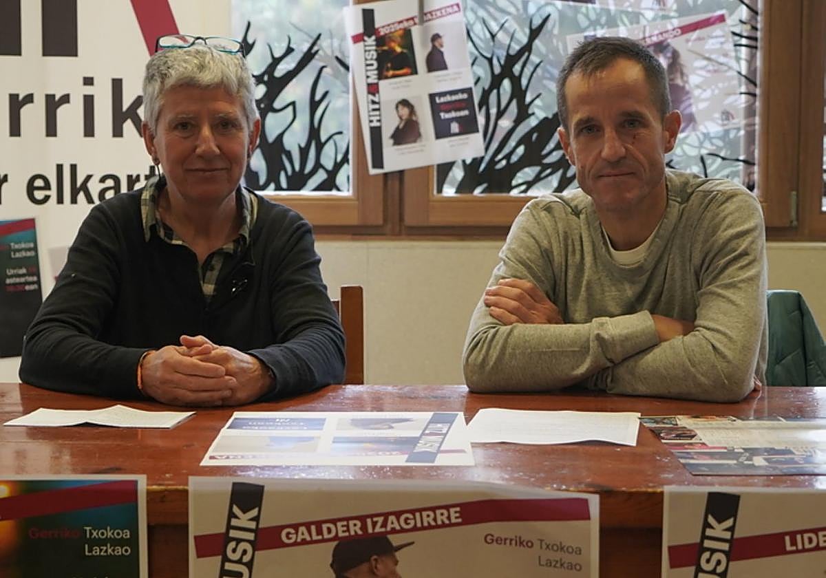 Joxepa Madariaga eta Aitor Arza, atzoko aurkezpenean.