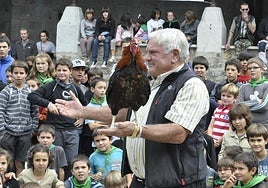 Joxe Mari Gorritiberea, 'Gorriti', en uno de sus espectáculos con uno de sus gallos en Irura en 2010.