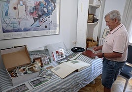 Echa un vistazo a una fotografía antigua mientras muestra muchos de los recuerdos que conserva de sus años en activo.