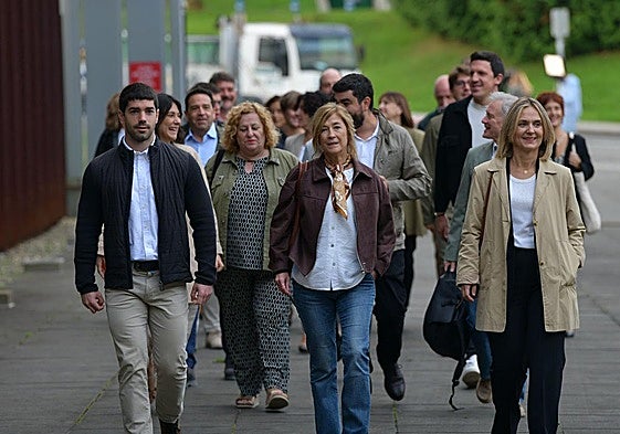 Euge Arrizabalaga, en el centro, y el grupo juntero del PNV en Gipuzkoa.