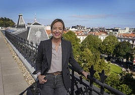La diputada general, Eider Mendoza, posa en la azotea del edificio foral con la plaza Gipuzkoa de Donostia a su espalda.