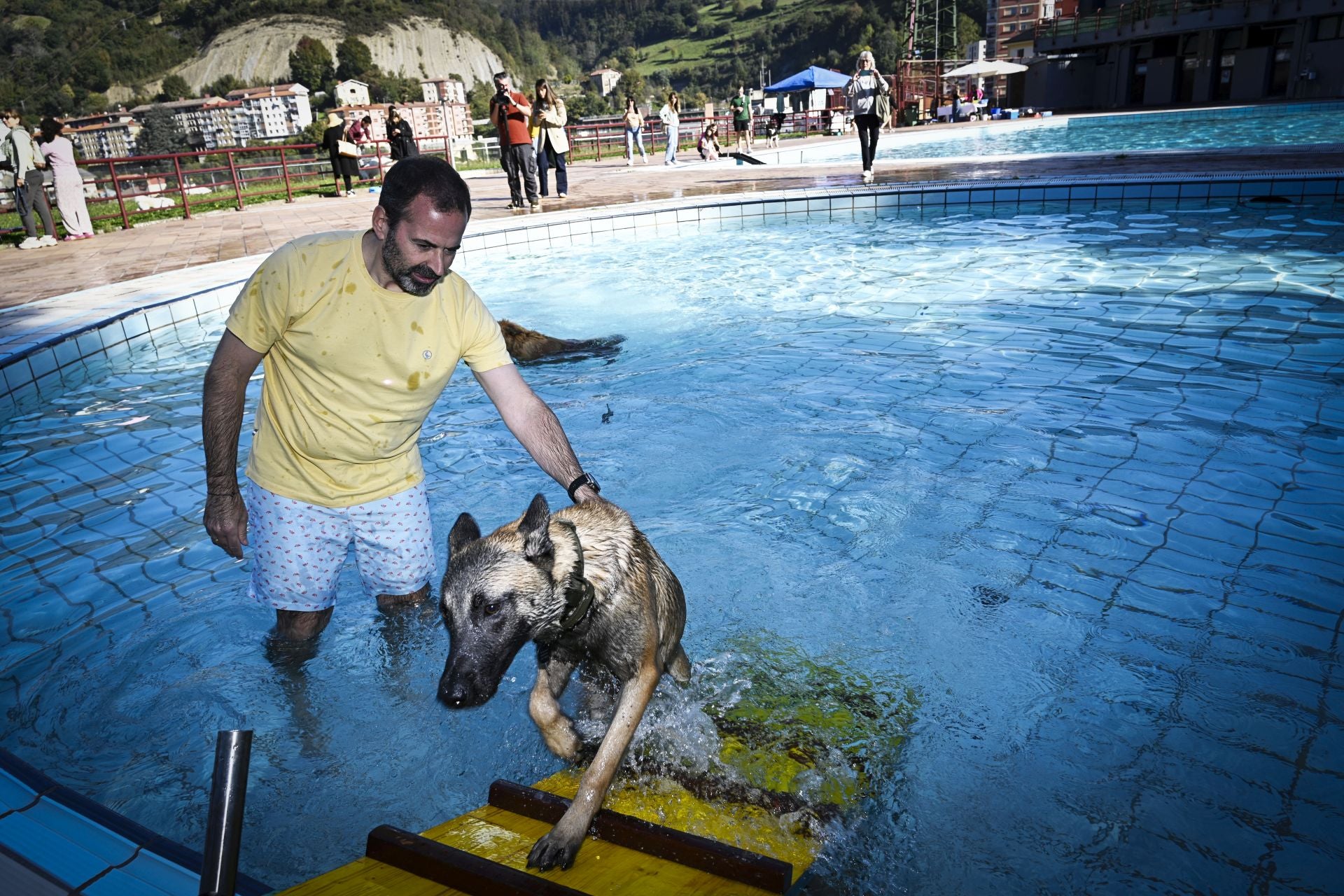 Los perros se adueñan de las piscinas de Eibar