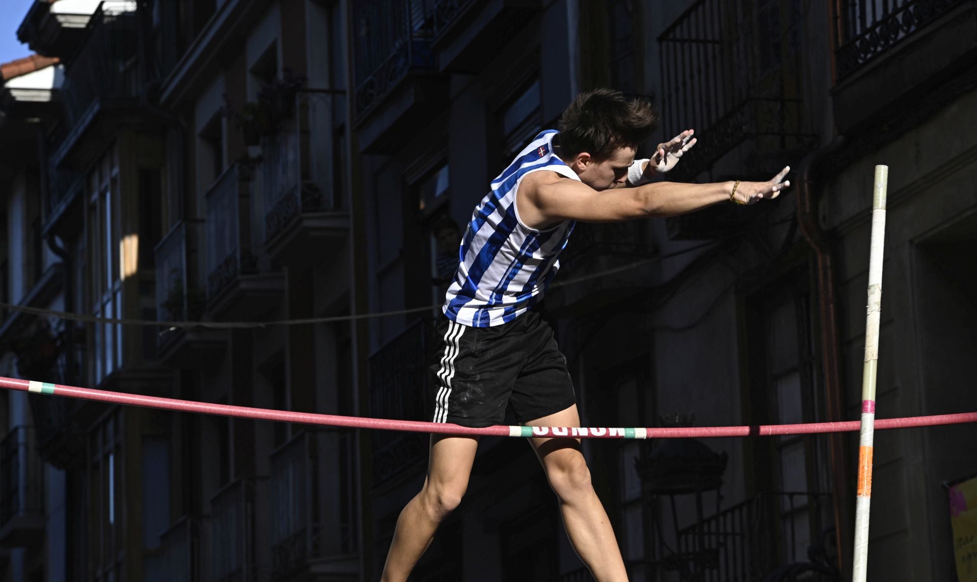 Surcando el cielo de Ordizia con la pértiga