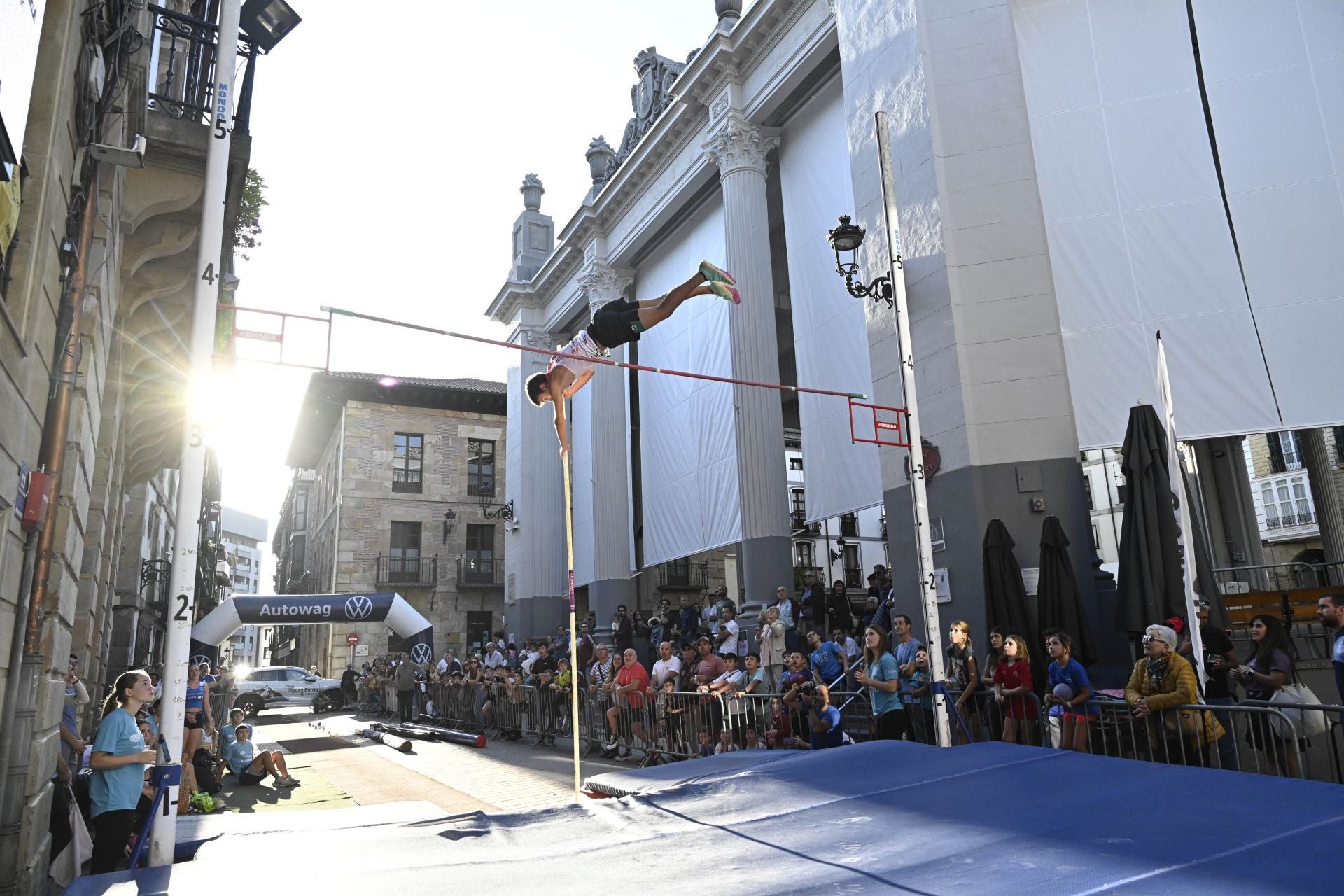 Surcando el cielo de Ordizia con la pértiga