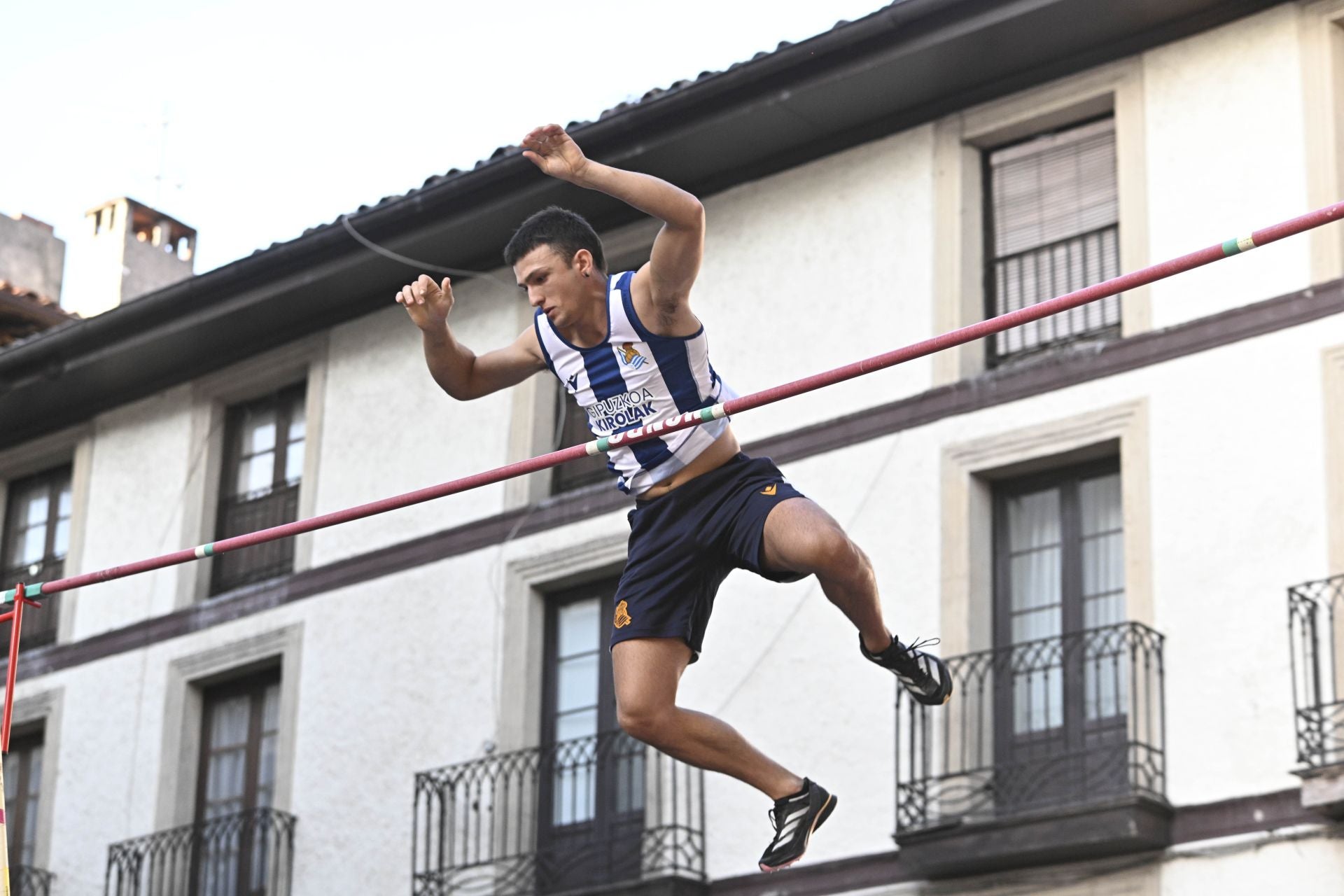 Surcando el cielo de Ordizia con la pértiga