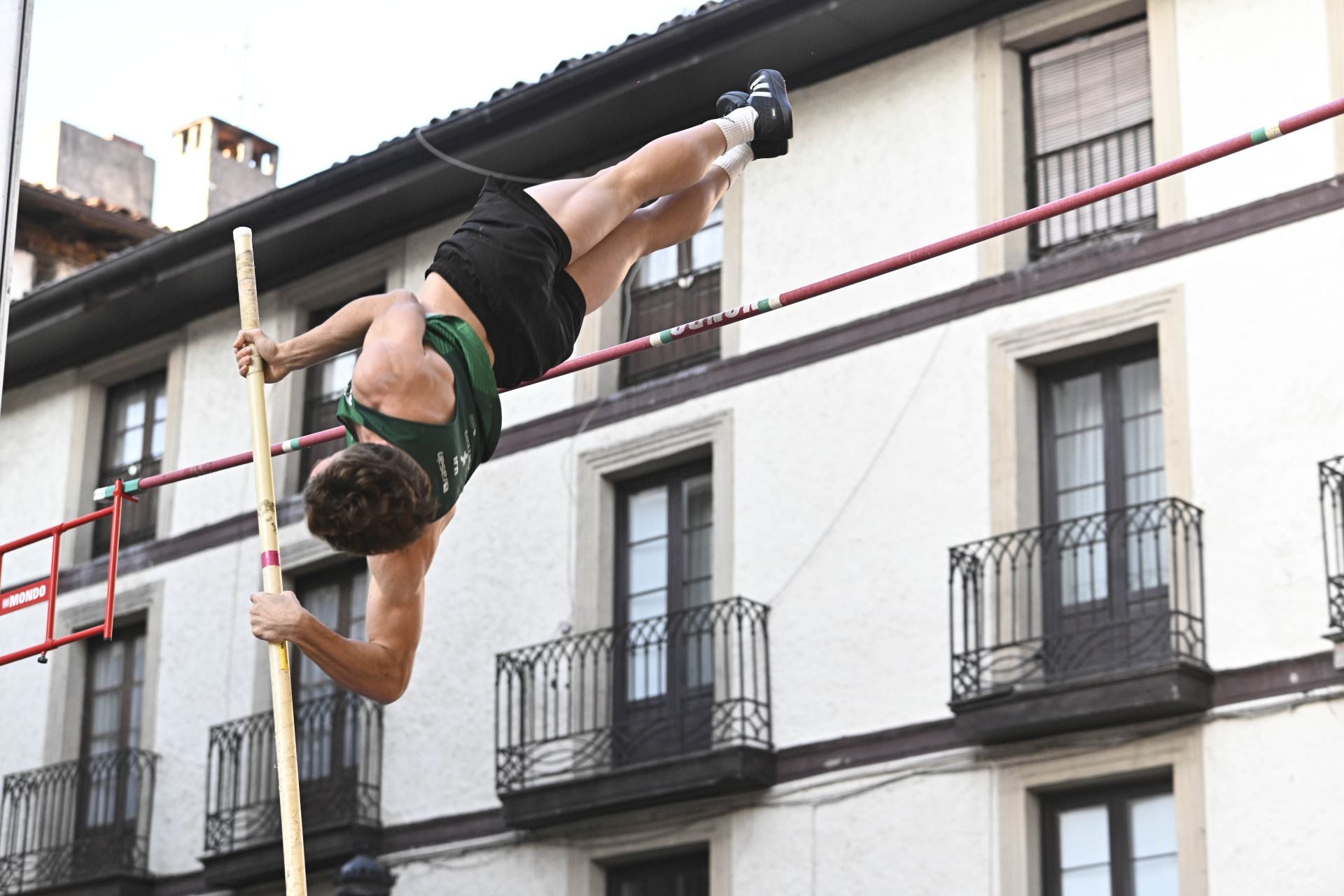 Surcando el cielo de Ordizia con la pértiga