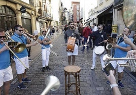 La 'Txaranga Topaketa' tocando en las calles de Irun