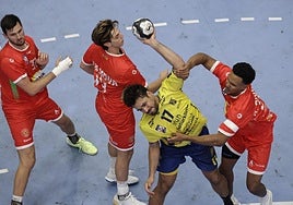 Rodrigo Salinas es parado en falta por Samuel Cordiés en la línea de seis metros.