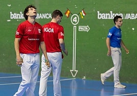 Canseco se lamenta de un error. Detrás, Igoa y Beitia.