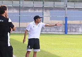 Ramsés Gil hace una indicación en otro partido.